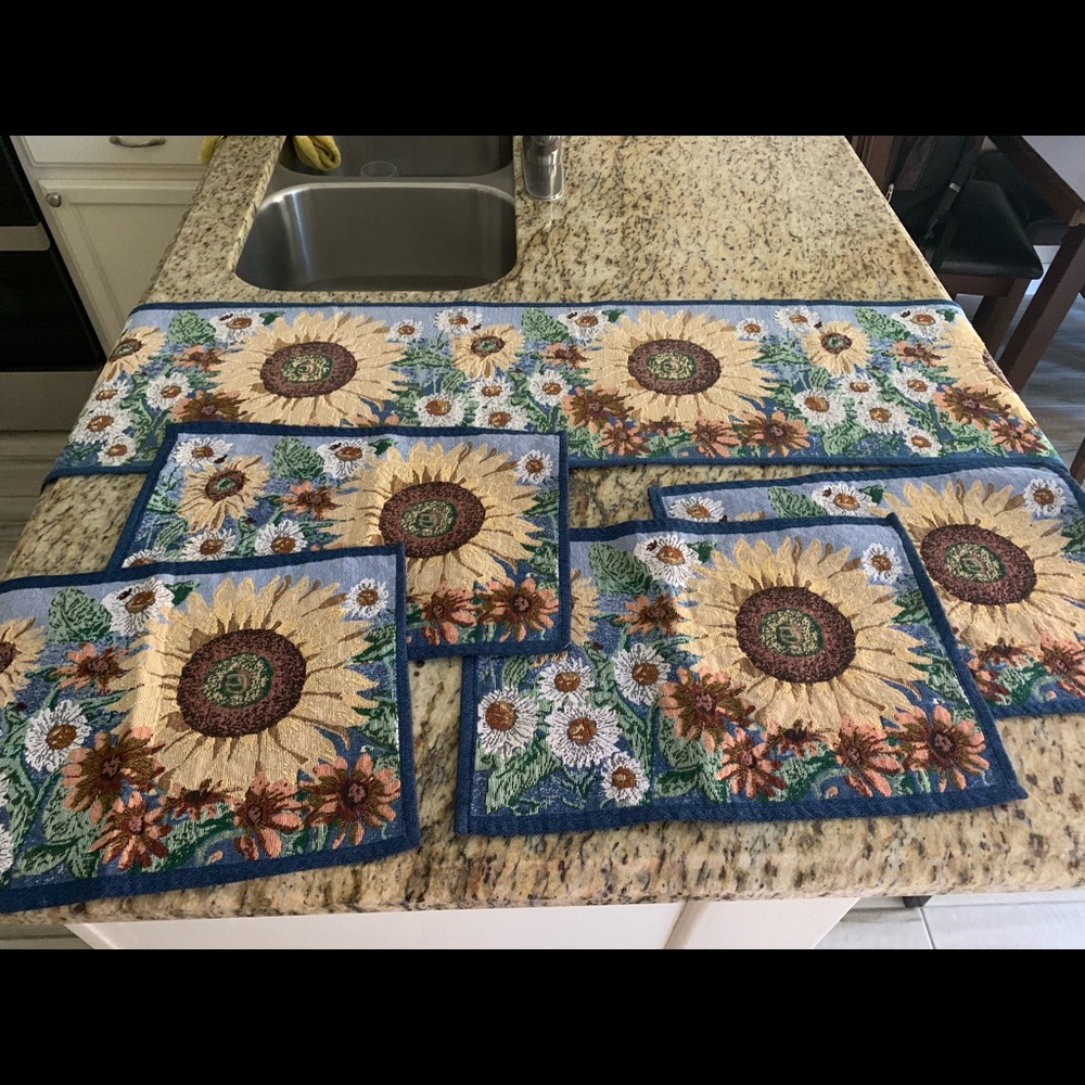 NWOT Sunflower placemats & runner